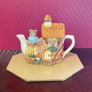 Tee Nee two little bears in boot teapot.